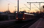 Die Rhein Niers Bahn RB33 aus Aachen-Hbf nach Duisburg-Hbf und  kommt aus Richtung Aachen-Hbf,Aachen-Schanz,Aachen-West,Laurensberg,Richterich,Kohlscheid,Herzogenrath,Palenberg,Zweibrüggen,Frelenberg,Geilenkirchen,Süggerrath,Lindern,Brachelen,Hückelhoven-Baal,Baal und hält in Erkelenz und fährt dann weiter in Richtung Herrath,Beckrath,Wickrath,Rheydt-Hbf,Mönchengladbach-Hbf. 
Aufgenommen vom Bahnsteig 1 in Erkelenz. 
In der Abendstimmung am Kalten Abend vom 20.1.2017.