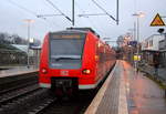 Ein Nachschuss von der Rhein Niers Bahn RB33 und kamm aus Duisburg-Hbf nach Aachen-Hbf und kamm aus Richtung Mönchengladbach-Hbf,Rheydt-Hbf,Wickrath,Beckrath,Herrath und hilt in Erkelenz und fährt dann weiter in Richtung Baal,Hückelhoven-Baal,Brachelen,Lindern,Süggerrath,Geilenkirchen,Frelenberg,Zweibrüggen,Übach-Palenberg,Rimburg,Finkenrath,Hofstadt,Herzogenrath, Kohlscheid,Richterich,Laurensberg,Aachen-West,Aachen-Schanz,Aachen-Hbf. 
Aufgenommen vom Bahnsteig 1 in Erkelenz. 
Bei Regenwetter am Kalten Abend vom 22.2.2017.