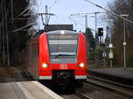 Die Rhein Niers Bahn (RB33) kommt aus Duisburg-Hbf nach Aachen-Hbf und kommt aus Richtung Mönchengladbach-Hbf,Rheydt-Hbf,Wickrath,Beckrath,Herrath und hält in Erkelenz und fährt dann weiter in Richtung Baal,Hückelhoven-Baal,Brachelen,Lindern,Süggerrath,Geilenkirchen,Frelenberg,Zweibrüggen,Übach-Palenberg,Rimburg,Finkenrath,Hofstadt,Herzogenrath, Kohlscheid,Richterich,Laurensberg,Aachen-West,Aachen-Schanz,Aachen-Hbf. Aufgenommen vom Bahnsteig 1 in Erkelenz. Bei Wolken am Kalten Nachmittag vom 25.2.2017.