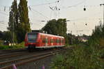 Singelfahrend ist dieser RB 33 Triebwagen/426 025 unterwegs gen Aachen Hbf.
Es dürfte recht  gemütlich  im Innenraum gewesen sein, da zu der Uhrzeit eigentlich in vollen Zügen gereist wird. Rheydt, 26.9.2017