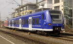 Zusammen mit dem noch DB-roten 426 036 verlässt 426 042 am 21.3.22 den Friedrichshafener Stadtbahnhof in Richtung Hafen.