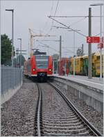 In Holzgerlingen wartet der WEG 426 024-6 als RB46 der Schönbuchban auf die Abfahrt nach Böblingen. Die Aufnahme entstand auf dem Weg zum Bahnsteig, welcher hier das selten genutzte Gleis 2 überquert, das Gleis 1 die folgende Strecke waren infolge Bauarbeiten ausser Betrieb.

27. August 2022