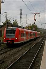 Whrend der berbetrieblichen Ausbilung in Kreuztal, fahren  426 021/521 und 426 027/527 als RE16 (RE 29681)  RUHR-SIEG-EXPRESS  nach Siegen ein.