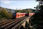 426 022/522 berquert am Mittag des 13.10.2007 als RE16, (RE 29686)  RUHR-SIEG-EXPRESS , die Lenne bei Finnentrop.