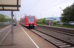 Zwei 426er fahren in Geilenkirchen als RB 33  Rhein-Niers-Bahn  von Aachen Hbf nach Duisburg ein. 01.05.2005