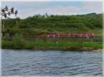 Eine Doppeleinheit 426er fhrt am 17.04.2011 entlang der Mosel zwischen Oberbillig und Temmels und konnte von der luxemburgischen Seite aus fotografiert werden. (Jeanny)