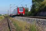 Beim Warten auf den Dampfsonderzug

Kurz vor 12 Uhr sollte er hier beim KW Ensdorf durchkommen, der ER Dampfsonderzug aus Merzig.

Bis dahin gab es noch Einiges zu sehen, unspektakulr aber gut im Licht:
426 038-6 (426 538-5) der als RE 60 nach Kaiserslautern unterwegs war.

Der Standpunkt auf dem Anschlugleis des Kraftwerkes Ensdorfes war ungefhrlich und erlaubt. Ein Mitarbeiter des KW stand fast direkt neben uns (Wartungsarbeiten am Tor und B des Anschlusses).
Er erklrte uns, dass zur Zeit nur noch Importkohle mit dem Schiff angeliefert wrde und die Belieferung per Bahn noch ersatzweise bei Niedrigwasser von Rhein, Mosel oder Saar.

P.S. Das Bergwerk Ensdorf ist im Hintergrund zu sehen, 1 Km Luftlinie entfernt und die Kohle von dort soll teurer sein als die aus Australien...???