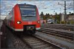 <U>150 Jahre Hochrheinbahn.</U>

426 513-8 voraus betritt der Baby-Quietschie Schweizer Territorium. Dort wird er aber ganz und gar nicht geliebt. Laut unbequem und im Gegensatz zu den GTW nicht wirklich behinderten gerecht. So schießt sich die DB bei der Vergabe von Aufträgen selbst in Aus, und dem Kanto Schaffhausen fällt die exklusive Vergabe außer der einer Zwangsleitung an heimische Unternehmen leicht. Oktober 2013.