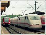 Am 10.5.13 überholt ein ICE1 eine Regionalbahn (BR 426) im Bahnhof Plochingen. 