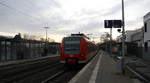 Ein Nachschuss von der Rhein Niers Bahn RB33 und kamm aus Duisburg-Hbf nach Aachen-Hbf und kommt aus Richtung Mönchengladbach-Hbf,Rheydt-Hbf,Wickrath,Beckrath,Herrath und hält in Erkelenz