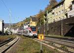 Vias ET 301 (427 149/649) fährt als RB 10 (25017)  RheingauLinie  Neuwied - Frankfurt (Main) Hbf am 01.11.17 in den Bahnhof Assmannshausen ein.