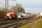   Während am 05.12.2015 links die remotorisierte V90 der DB Schenker Rail Deutschland AG 294 800-8 (98 80 3294 800-8 D-DB), ex DB 294 300-9, ex DB 290 300-3, rangiert, kommt der  RE 16