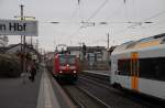 Hier fährt 146 023 am 20.12.13 in den Paderborner Hbf ein während Eurobahn Flirt 5.24 zum rangieren ausfährt.