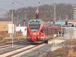 Nicht ganz passen die Flirtzüge,in Bergen/Rügen,am Bahnsteig von Gleis 4.Am 429 030 kann man es erkennen,das die erste Tür über den Bahnsteig hinaus liegt.Aufnahme vom 21.Januar