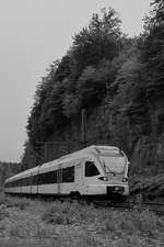 RE13 Richtung Hamm mit ET 7.01 kurz vor der Ankunft am Bahnhof in Ennepetal. (Juli 2020)