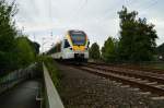 In Lürrip am Fußgängertunnel am Industriegebiet, kommt der Eurobahn ET 7.04 mit dem ET 6.04 als RE 13 aus Venlo und hat nun in Mönchengladbach kopfgemacht und fährt jetzt nach Hamm.31.7.2014