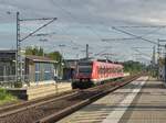 In Groß Gerau-Dornberg ist so eben der Triebwagen 430 609 am Bahnsteig Gleis4 eingefahren und wird dann als S7 nach Frankfurt/Main Hbf weiter fahren. Sonntag 13.8.2017