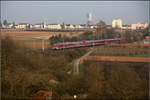 Die Remsbahn aus der Drohnenperspektive -    Blick von der S-Bahnstation 'Stetten - Beinstein' in Weinstadt-Endersbach zur Skyline von Rommelshausen + Fellbach (Wolkenkrätzerle) mit einem