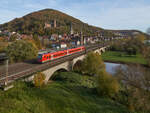 Aufgrund von Bauarbeiten auf der Main-Spessart-Bahn war der Fahrplan im Herbst 2023 stark verändert. RB 58420 fuhr nur zwischen Gemünden und Lohr. Ein unbekannter 440 hat gerade den Bahnhof Gemünden verlassen und die Altstadt passiert.