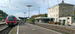 Blick nach Westen auf den Bahnhof Neustadt/Aisch am 29.9.10: Auf Gleis 3 steht ein neuer Lirex, der gleich als RE nach Nrnberg weiter fhrt. Am linken Bildrand sieht man auch noch einen VT 648 auf Gleis 5, der auf der Zweigstrecke nach Bad Windsheim und Steinach pendelt.