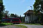 Alltag in Wiesenburg. Während der 442er gerade den Bahnhof Wiesenburg verlääst beobachtet der Fahrdienstleiter das Geschehen vom Fenster aus. Hier werden die Schranken noch mit Seilzug gekurbelt. 

Wiesenburg 01.08.2017