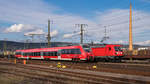 Ein Wettrennen, so könnte man meinen. 187 144-1 steht am 29. März 2018 im Hintergrund. 
442 108 ist vorne und überholt gerade den wartenden Güterzug im Bahnhof Saalfeld. 