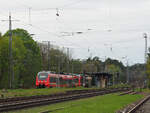 Ein RE7 Richtung Berlin hält am Gleis 3, angeführt von 442 622. Wer den Bahnhof kennt, weiß, dass das Betreten des Mittelbahnsteigs immer erst kurz vor Eintreffen des Zuges erlaubt wird (gesichert durch einen Zaun am Hausbahnsteig 1 und eine dazu passende Tür).

Wiesenburg (Mark), der 11.4.2024