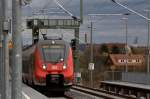 RE 50 durchfhrt gerade die Signalbrcke am Haltepunkt Dresden Trachau km 111.8  07.11.2013  12:31 Uhr