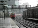 Bei strömendem Regen fährt am 13.08.2013 ein 442er RE in den Bhf.