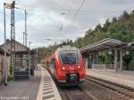 442 228 fuhr am 11.8.12 als S 3 nach Neumarkt in Ochenbruck ein. Links hinten steht das Empfangsgebäude.
