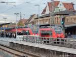 Am 3.11.14 wurde schon wieder in Erlangen gebaut, diesmal war Gleis 4 an der Reihe. Die Züge drängten sich daher auf den östlichen Gleisen und der neue Mittelbahnsteig bekam eine provisorische Verlängerung.