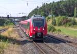 442 309 erreichte am 17.7.14 als S-Bahn zum knapp 100 km entfernten Hersbruck den Bahnhof Strullendorf. Links Ausfahrsignal und Schutzweiche für Gleis 3 von und nach Schlüsselfeld. 