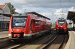 Während 442 845-4 als S2 nach Warnemünde auf Ausfahrt wartet, erreicht 623 026-1  Seebad Ueckermünde  als RE4 (RE5356) von Szczecin Glowny nach Lübeck Hauptbahnhof am Nachmittag