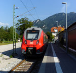 Ein Schatten seiner Selbst ist der ehemalige Bahnhof Oberammergau. Bis auf ein Gleis verstümmelt bietet er heute keine Möglichkeit mehr, dass Sonderzüge nach Oberammergau fahren können. 442 009 wird in wenigen Minuten zurück nach Murnau aufbrechen und Ivie und mich durch die Ammergauer Alpen fahren. Aber Hauptsache, dass es wenigstens diese idyllische und beschauliche Bahnstrecke noch gibt. Bahnstrecke 5451 Murnau - Oberammergau am 13.09.2016