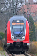 DB regio 445 004 als RE5 nach Elsterwerda bei der Einfahrt am Bahnhof Demmin. (November 2020)