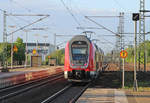 Der Triebzug 446 001, ein dreiteiliger Twindexx, ist am 26.04.2018 gerade als RE70 (4557) auf der Fahrt auf der Riedbahn von Frankfurt Hbf. nach Mannheim Hbf. in Groß Gerau-Dornberg abgefahren, sogar pünktlich, was hier nicht übermäßig häufig ist. Diese Triebzüge erweitern das Platzangebot auf dieser Strecke erheblich, gewöhnugsbedürftig ist nur, dass das Öffnen der Türen immerhin 6 Sekunden dauert, manche Zeitgenossen werden da schnell unruhig, wenn die Tür nicht sofort auf geht.