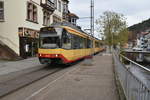 Entlang der Enz fährt ein S6 Zug durch Bad Wildbad seiner Endstation Kurpark entgegen am Samstag den 23.