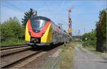 Coradia Continental 2 der HLB, vor Ort auch Deutschlandzug genannt, fährt nach Hanau ein. Noch gibt es am südlichen Gleisfeld in Hanau die Formsignale. Juli 2019.