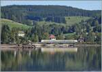 Ein DB Alstom Coradia Continental 1440 ist bei Schluchsee in der nähe der  Amaliens Ruhe  (links im Bild) auf dem Weg nach Titisee. 
Das Bild entstand von der südlichen Seeseite aus, quer über den See.
 
25. September 2023