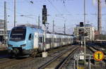 Die Zeit der spektakulären Ersatzzüge ist vorbei. Jetzt wird der RE 78 mit den Mehrsystem-Flirt 3 betrieben, die eigentlich für die in die Niederlande (Hengelo) verlängerte RB 61 beschafft wurden. 2429 016 trifft aus Nienburg kommend in Bielefeld ein, 18.1.19.