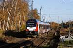 Der in den Farben der Regiobahn lackierte 3427 008 trifft auf der S 2 Dortmund Hbf. - Essen Hbf. am 18.11.2020 in Herne ein. Die Regiobahn plante ursprünglich die Elektrifizierung der Streckenabschnitte Kaarst - Neuss Hbf. und Düsseldorf Gerresheim - Mettmann (-Wuppertal) bis 2020 und bestellte daher im Jahre 2015 vier Flirt3 XL. Inzwischen wird aber davon ausgegangen, dass der elektrische Betrieb erst 2026 aufgenommen wird. Die inzwischen gelieferten Triebwagen werden solange im Ruhrgebiet eingesetzt.