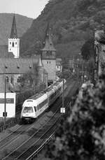 Bis 1988 waren die LH-Züge bahnbetrieblich als TEE eingestuft (danach als IC). Im September 1987 zeigt sich TEE 66 nach Düsseldorf Flughafen in der Ortsdurchfahrt von St. Goar.