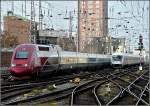 Whrend ein IC am 20.11.2010 immer noch am Signal wartete, fuhr der PBKA Thalys 4305 zuerst in den Hauptbahnhof von Kln ein.
