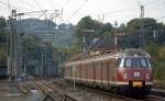 Der Museums-ET 430 114 fährt im Oktober 1985 in den Bahnhof Hattingen/Ruhr ein.