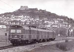 Triebzug 455 406 vor der Kulisse der Ortschaft Flockberg, die ein Teil von Bopfingen ist und an der Strecke Aalen - Nördlingen liegt. 2.5.1981
Das Bild gehört Rudolf Pavel und alles Rechte liegen bei ihm.
Scann vom  Rollfilm.