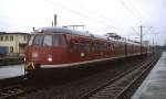 Im Mai 1983 steht 456 402-7 abfahrbereit im Bahnhof Bad Friedrichshall-Jagstfeld.