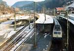 18. Dezember 1994, Bahnhof Berchtesgaden, Blick vom Personenübergang, Lok 111 223-4 vor einem Zug nach Freilassing, links der Ausflugstriebwagen  Gäserner Zug .