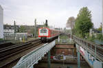 DBAG S-Bahn Hamburg: Eine BR 472/473/472-Garnitur auf der S21 erreicht am 18. Oktober 2006 den S-Bahnhof Sternschanze. - Scan eines Farbnegativs. Film: Kodak FB 200-6. Kamera: Leica C2.