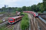 Gleich 3 auf einen Streich. Während ein Triebzug der Baureihe 490 rechts ausfährt, fahren ein Triebzug der Baureihe 490 und 474 gemeinsam in den Hamburger Hbf ein.

Hamburg 27.07.2021