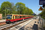 Eine S-Bahn der BR 481-482 auf der Linie S 5 von Fredersdorf nach Berlin Ostbahnhof am 21.04.2018 in Berlin-Biesdorf.